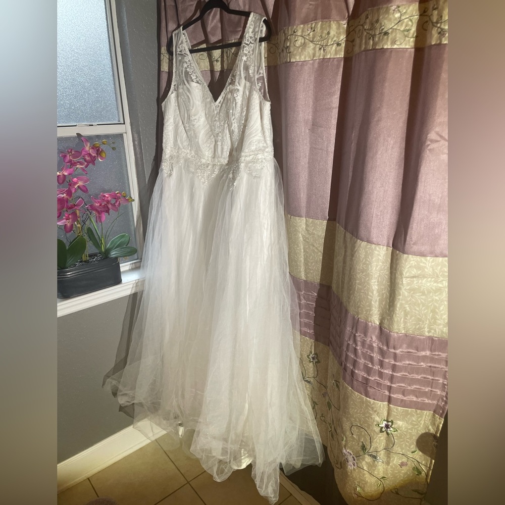 NWT EVERPRETTY PLUS SIZE WHITE WEDDING DRESS